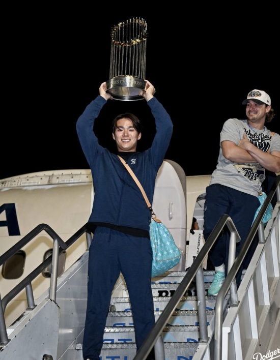 山本由伸がＷチャンピオントロフィーと共にロスに帰還（ロサンゼルスドジャース公式Ｘより）