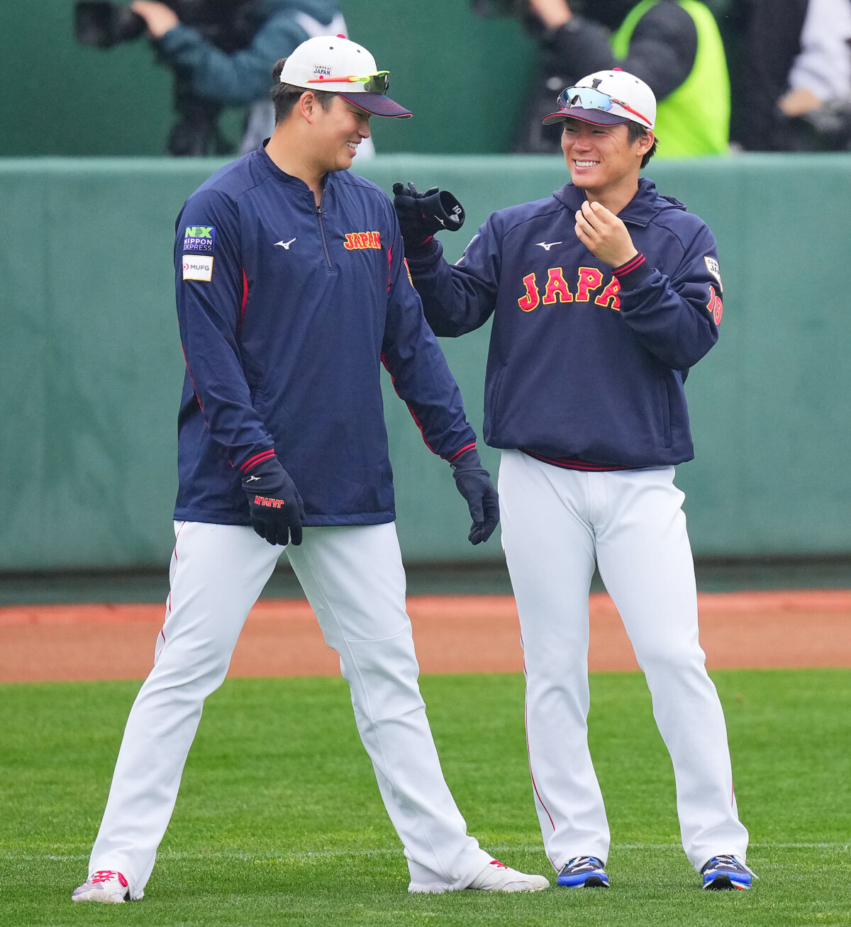 侍ジャパンのチームメイトとして交流のある山本由伸が村上宗隆と旧交を温める食事会をしただけなのだが…ファンが過剰反応（写真・日刊スポーツ/アフロ）