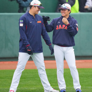 侍ジャパンのチームメイトとして交流のある山本由伸が村上宗隆と旧交を温める食事会をしただけなのだが…ファンが過剰反応（写真・日刊スポーツ/アフロ）