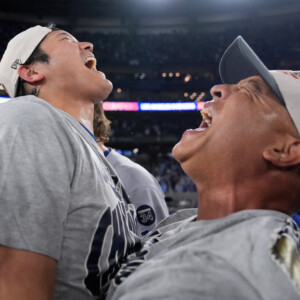 ロバーツ監督は大谷翔平と世界一の喜びを分かち合う（写真・AP/アフロ）