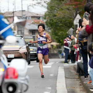 駒沢大のアンカーの山川拓馬が17度目の優勝へのゴールへ突っ走った（写真：SportsPressJP/アフロ）