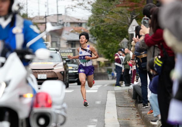 駒沢大のアンカーの山川拓馬が17度目の優勝へのゴールへ突っ走った（写真：SportsPressJP/アフロ）