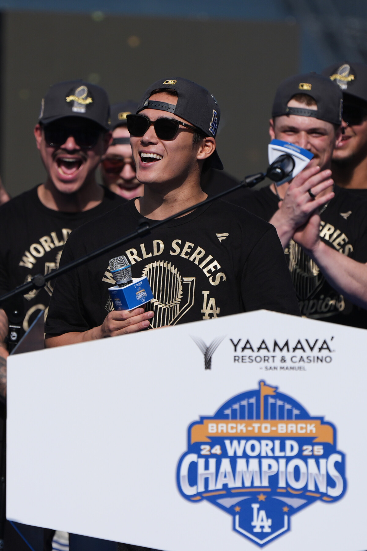 WシリーズMVPの山本由伸がVセレモニーで3か国語でスピーチした（写真・AP/アフロ）