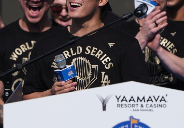 WシリーズMVPの山本由伸がVセレモニーで3か国語でスピーチした（写真・AP/アフロ）