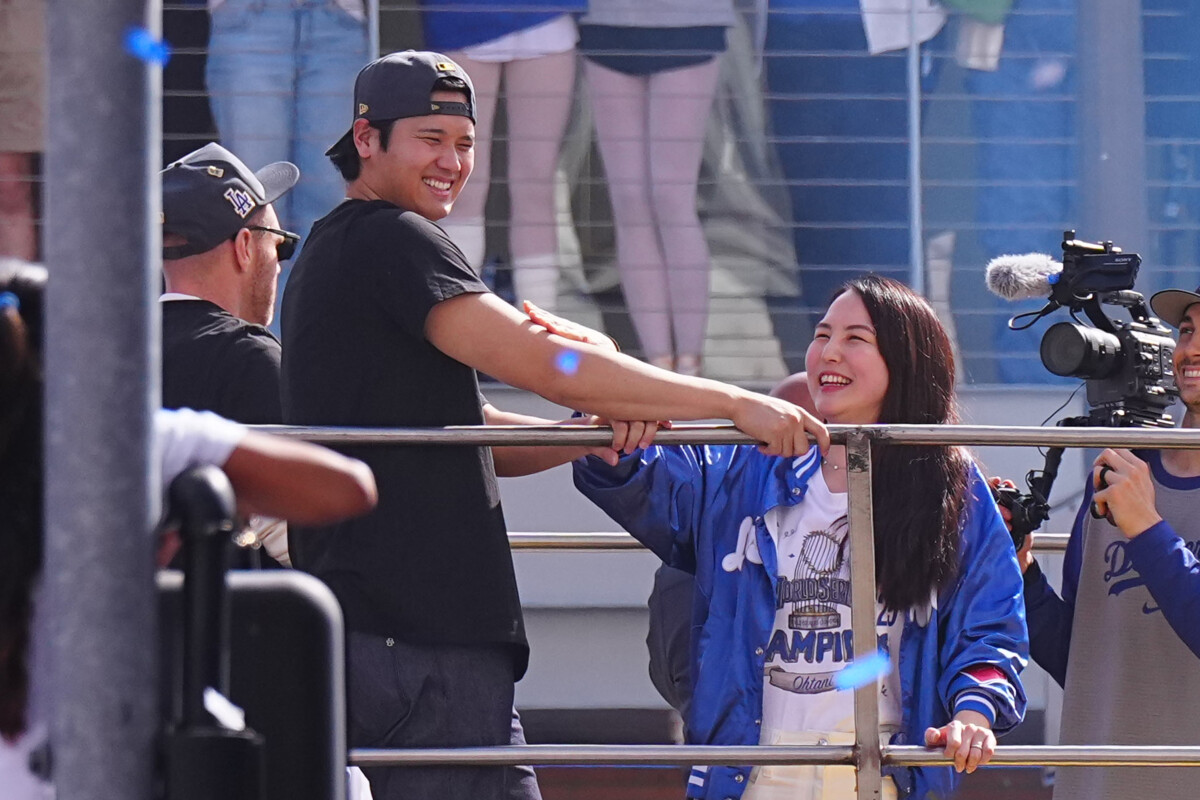 大谷翔平がMVP受賞の瞬間に妻の真美子さんではなくデコピンにキスしたシーンが米SNSで波紋（写真：Creative 2/アフロ）