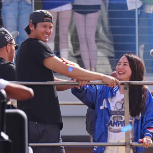 大谷翔平がMVP受賞の瞬間に妻の真美子さんではなくデコピンにキスしたシーンが米SNSで波紋（写真：Creative 2/アフロ）