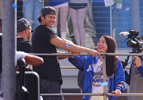 大谷翔平がMVP受賞の瞬間に妻の真美子さんではなくデコピンにキスしたシーンが米SNSで波紋（写真：Creative 2/アフロ）