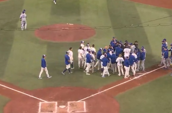 ドジャース対ブルージェイズのWシリーズ第7戦の4回に乱闘騒ぎがあった（ＭＬＢ公式Ｘより引用）