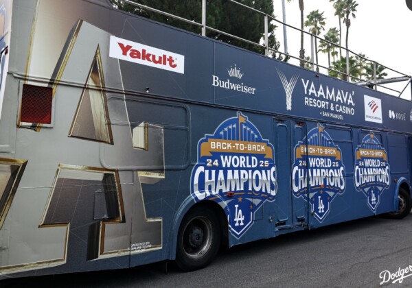 ドジャースＶパレード用のバス（ドジャース公式Ｘより）