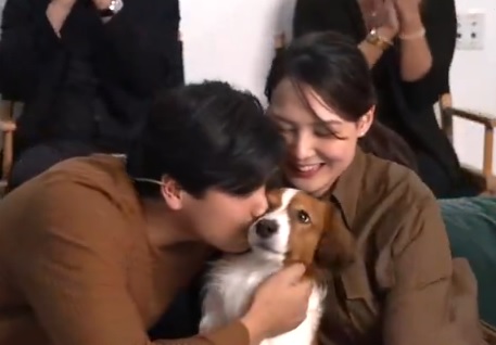 ＭＶＰ受賞決定の瞬間のこのシーンがＳＮＳで波紋を広げた（ＭＬＢ公式Ｘより）