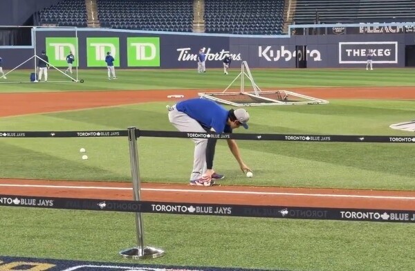 大谷翔平の後片づけを手伝うボール拾い映像がSNSで大反響（マイケル・J・ドゥアルテ記者のXより引用）