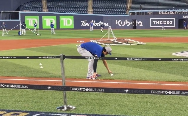 大谷翔平の後片づけを手伝うボール拾い映像がSNSで大反響(マイケル・J・ドゥアルテ記者のXより引用)