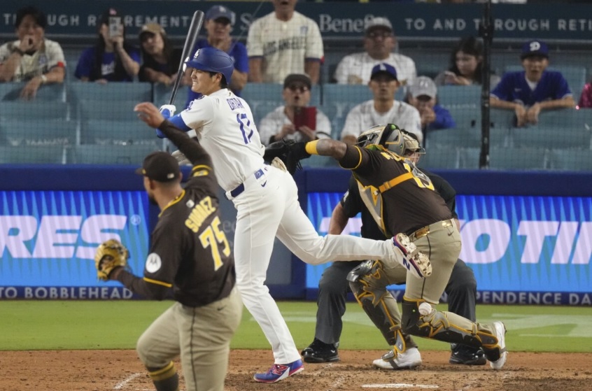 大谷翔平がパドレスベンチへ挨拶をしなくなった発端となった元阪神のスアレスから受けた"報復死球"の場面（写真・AP/アフロ）