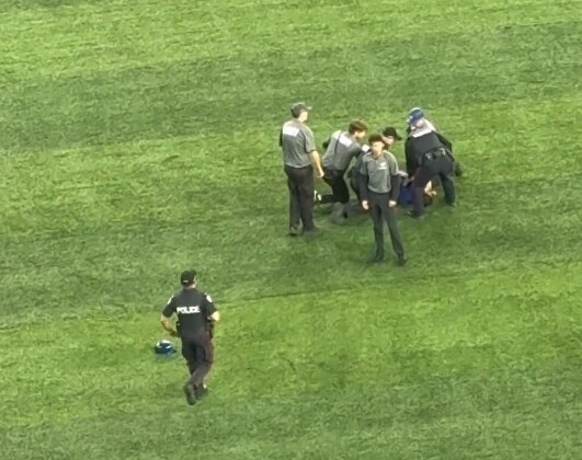 ファンが外野に乱入も取り押さえられる（Jomboy Media公式Ｘより引用）