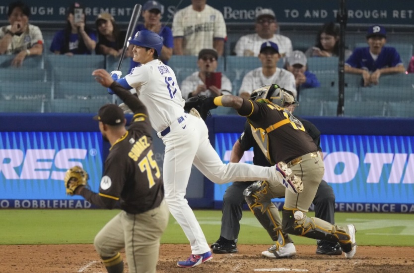 パドレスのスアレス（左）は今季大谷翔平への報復死球でドジャースと因縁を作った（写真／AP/アフロ）