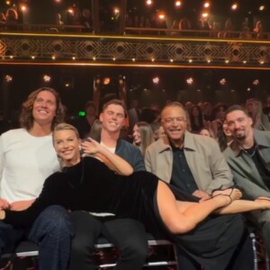 この記念写真が騒動となった（ジュリアン・ハフさんのインスタより）