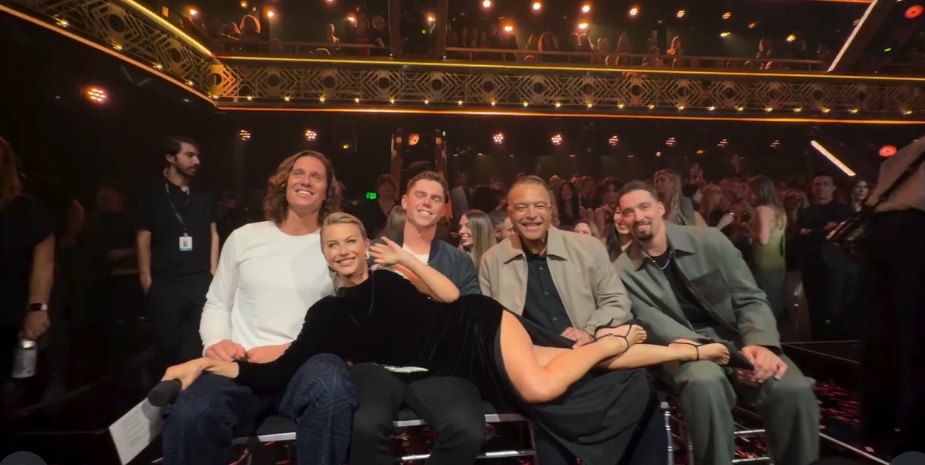 この記念写真が騒動となった（ジュリアン・ハフさんのインスタより）