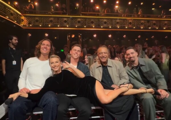 これがSNSで「不適切」と騒動となった問題のシーン（ジュリアン・ハフさんのインスタグラムより）