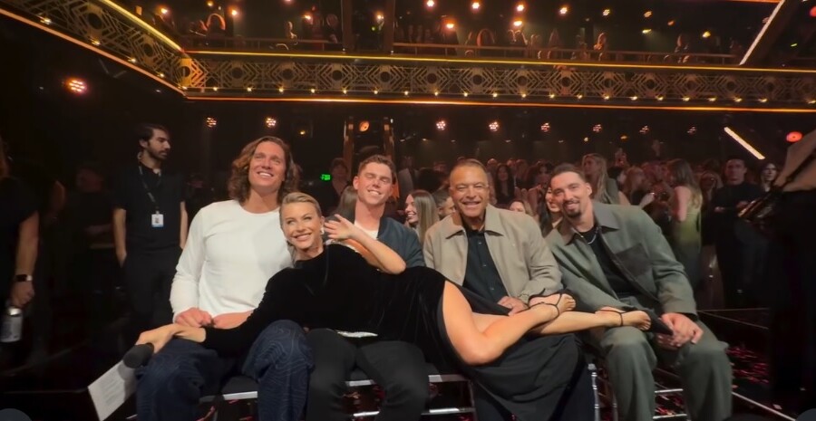 これがSNSで「不適切」と騒動となった問題のシーン(ジュリアン・ハフさんのインスタグラムより)