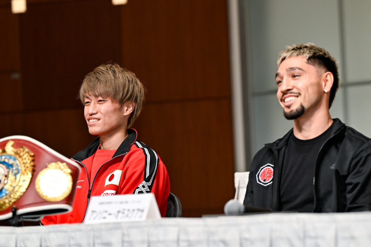 桑原拓（左）がWBO世界フライ級王者のアンソニー・オラスクアガに挑む（写真・山口裕朗）