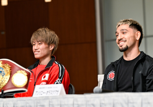 桑原拓（左）がWBO世界フライ級王者のアンソニー・オラスクアガに挑む（写真・山口裕朗）