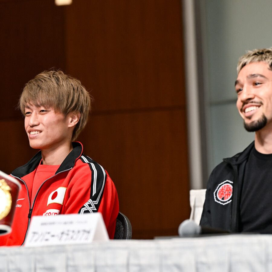 桑原拓（左）がWBO世界フライ級王者のアンソニー・オラスクアガに挑む（写真・山口裕朗）