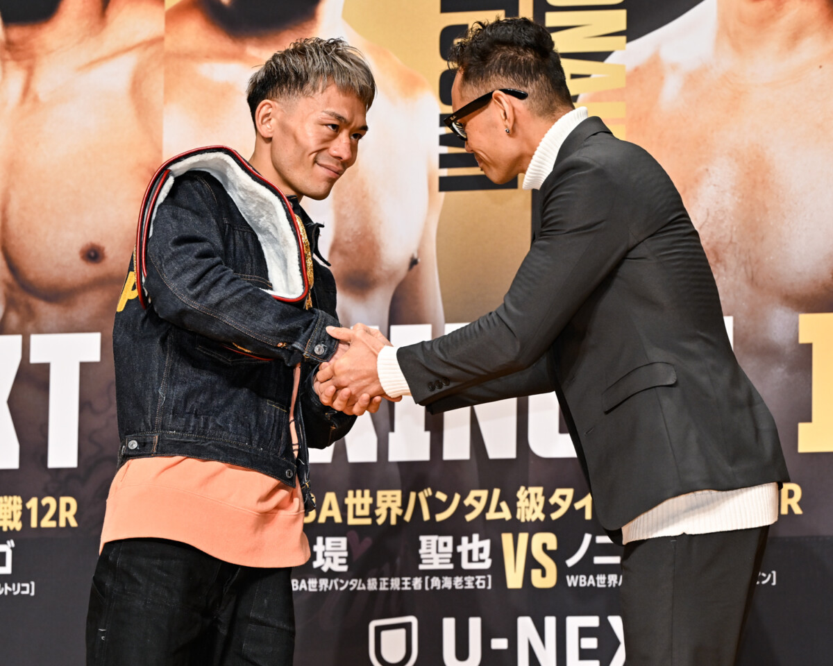 堤聖也とノニト・ドネアが公式会見後に握手を交わす（写真・山口裕朗）