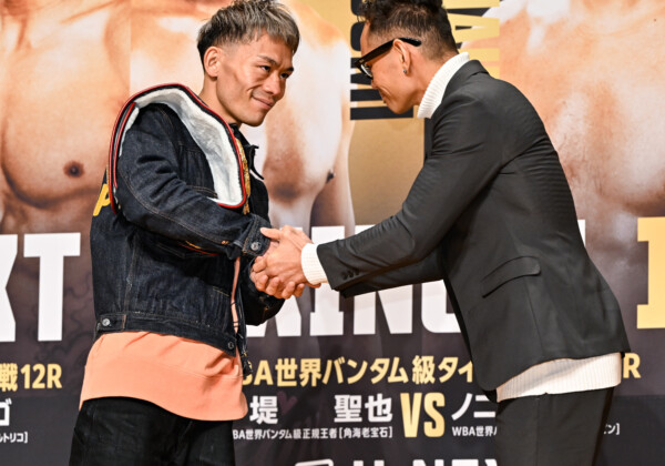 堤聖也とノニト・ドネアが公式会見後に握手を交わす（写真・山口裕朗）