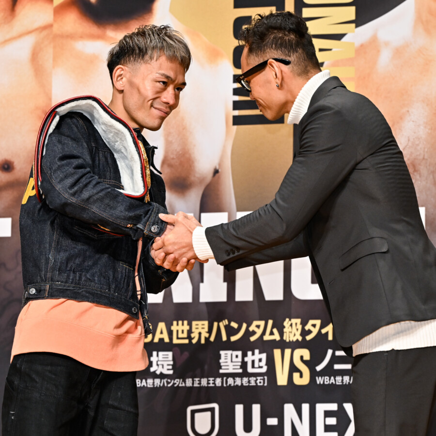 堤聖也とノニト・ドネアが公式会見後に握手を交わす（写真・山口裕朗）