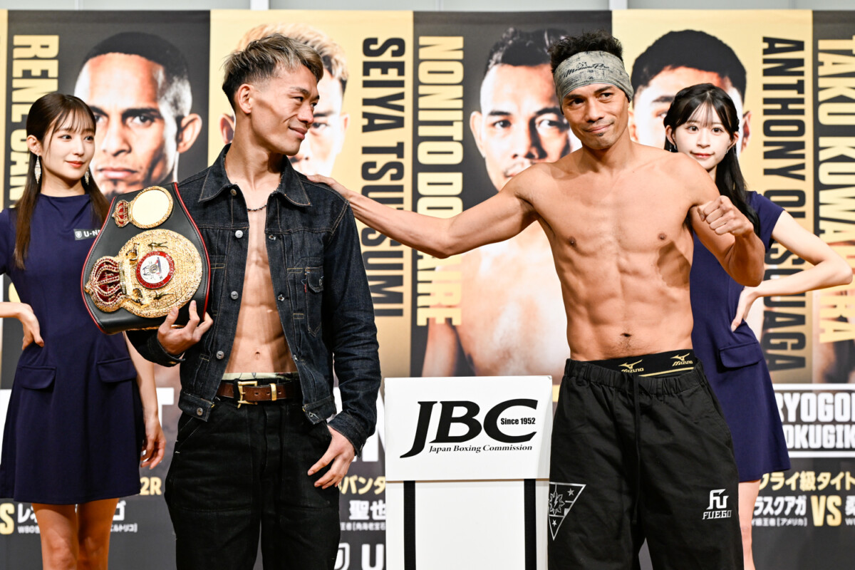 堤の視線が気になったドネアは笑って肩を叩いた（写真・山口裕朗）