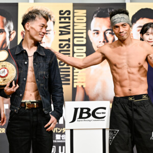 堤の視線が気になったドネアは笑って肩を叩いた（写真・山口裕朗）