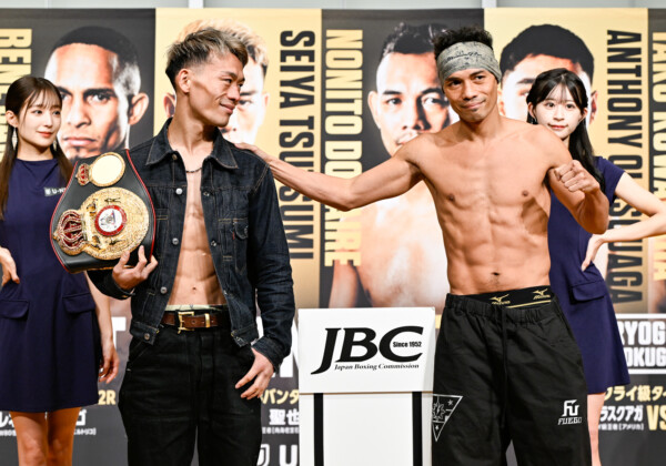 堤の視線が気になったドネアは笑って肩を叩いた（写真・山口裕朗）