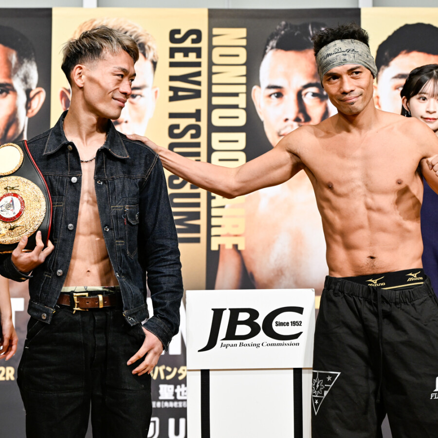 堤の視線が気になったドネアは笑って肩を叩いた（写真・山口裕朗）