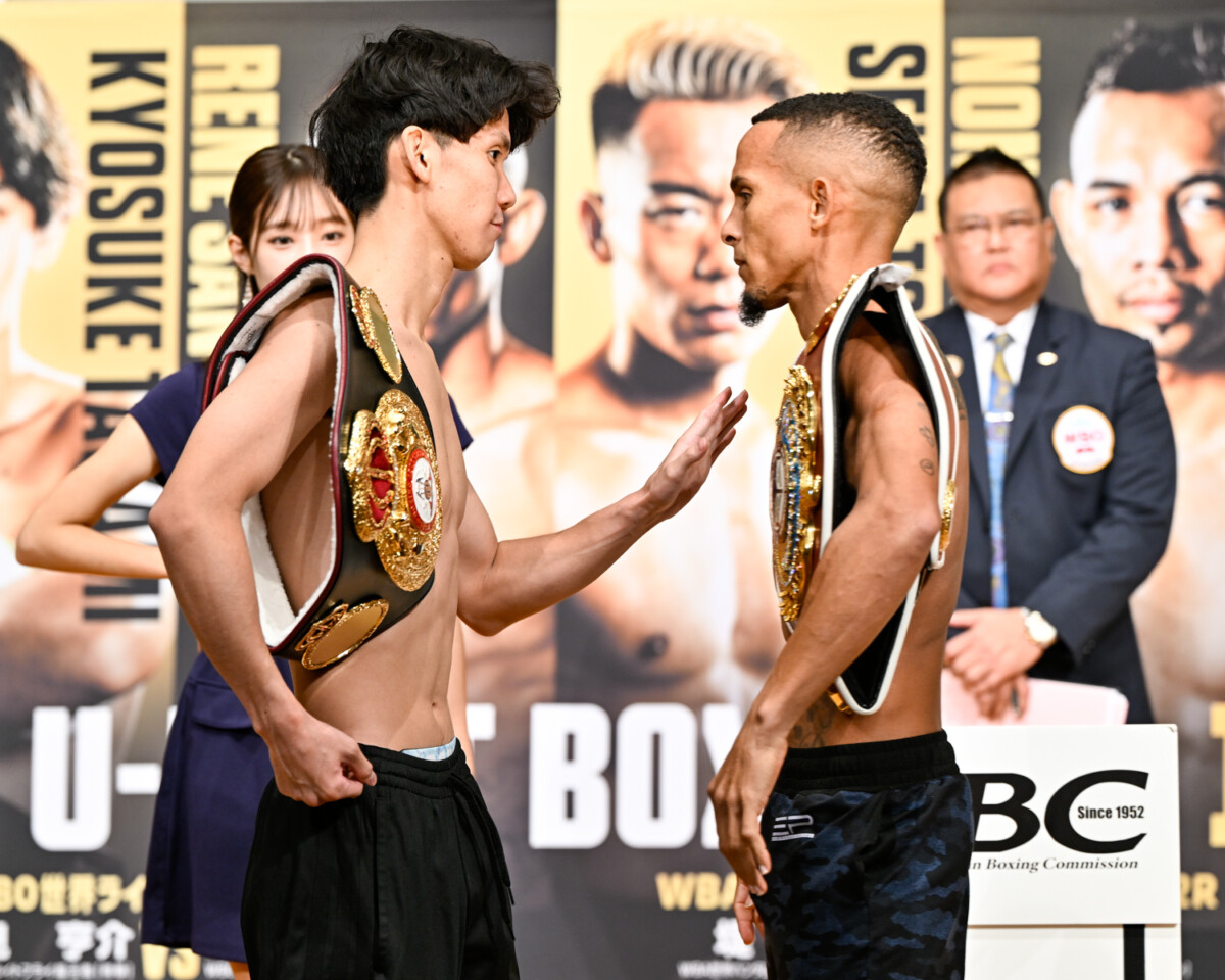 ＷＢＡ王者の高見（左）が詰め寄ってきたＷＢＯ王者のサンディアゴを手で制した(写真・山口裕朗）