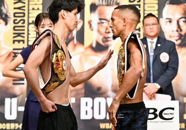 ＷＢＡ王者の高見（左）が詰め寄ってきたＷＢＯ王者のサンディアゴを手で制した(写真・山口裕朗）