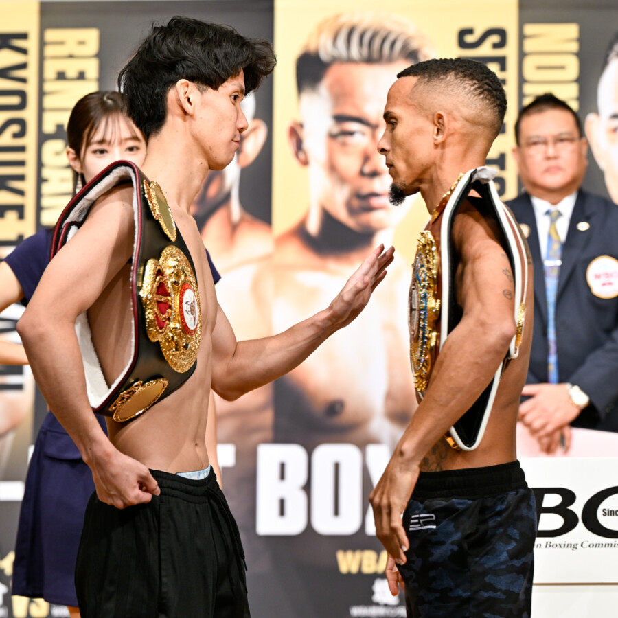 ＷＢＡ王者の高見（左）が詰め寄ってきたＷＢＯ王者のサンディアゴを手で制した(写真・山口裕朗）