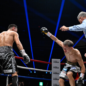 4回にドネアがカウンターの右ショートアッパーで堤からダウンを奪いかける（写真・山口裕朗）