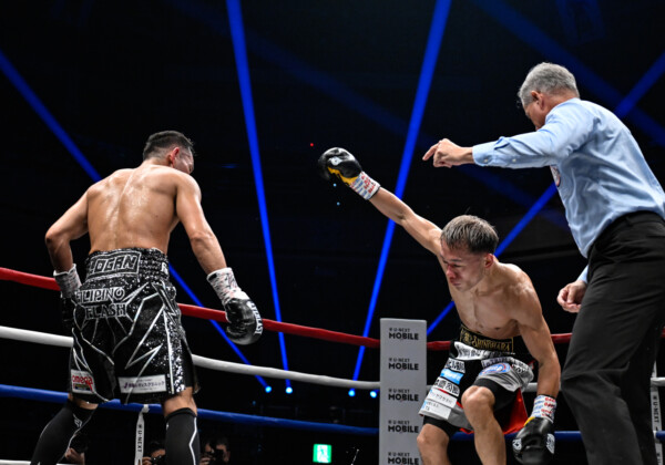 4回にドネアがカウンターの右ショートアッパーで堤からダウンを奪いかける（写真・山口裕朗）