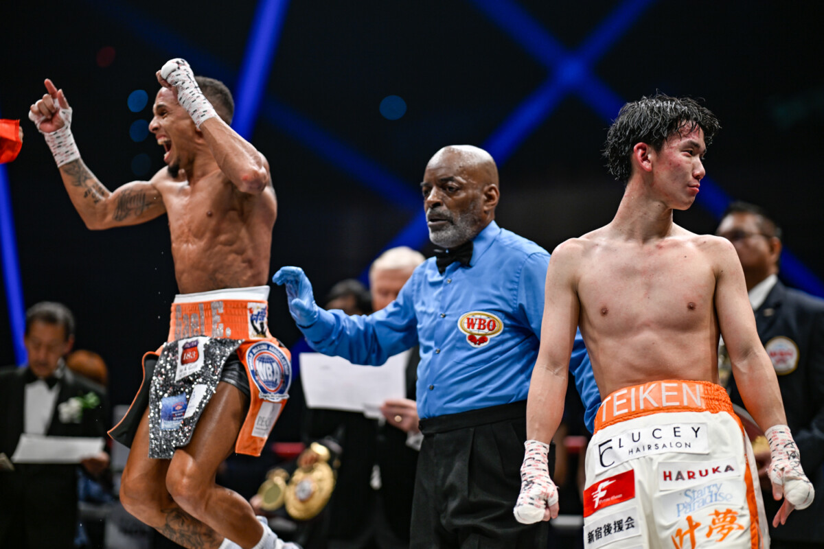 統一王者となったサンティアゴは判定結果を聞いた途端に異常に喜び、一方の高見亨介は憮然（写真・山口裕朗）