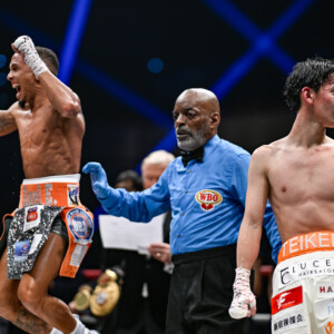 統一王者となったサンティアゴは判定結果を聞いた途端に異常に喜び、一方の高見亨介は憮然（写真・山口裕朗）