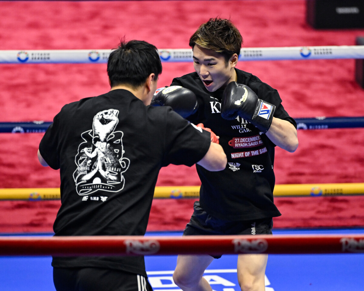 寺地拳四朗が日本からの出場5選手で一人だけミット打ちを披露した（写真・山口裕朗）
