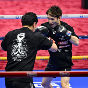 寺地拳四朗が日本からの出場5選手で一人だけミット打ちを披露した（写真・山口裕朗）