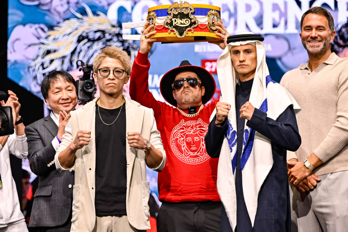 井上尚弥が民族衣装を身にまとまったピカソと約42秒のロングランのフェイスオフ（写真・山口裕朗）