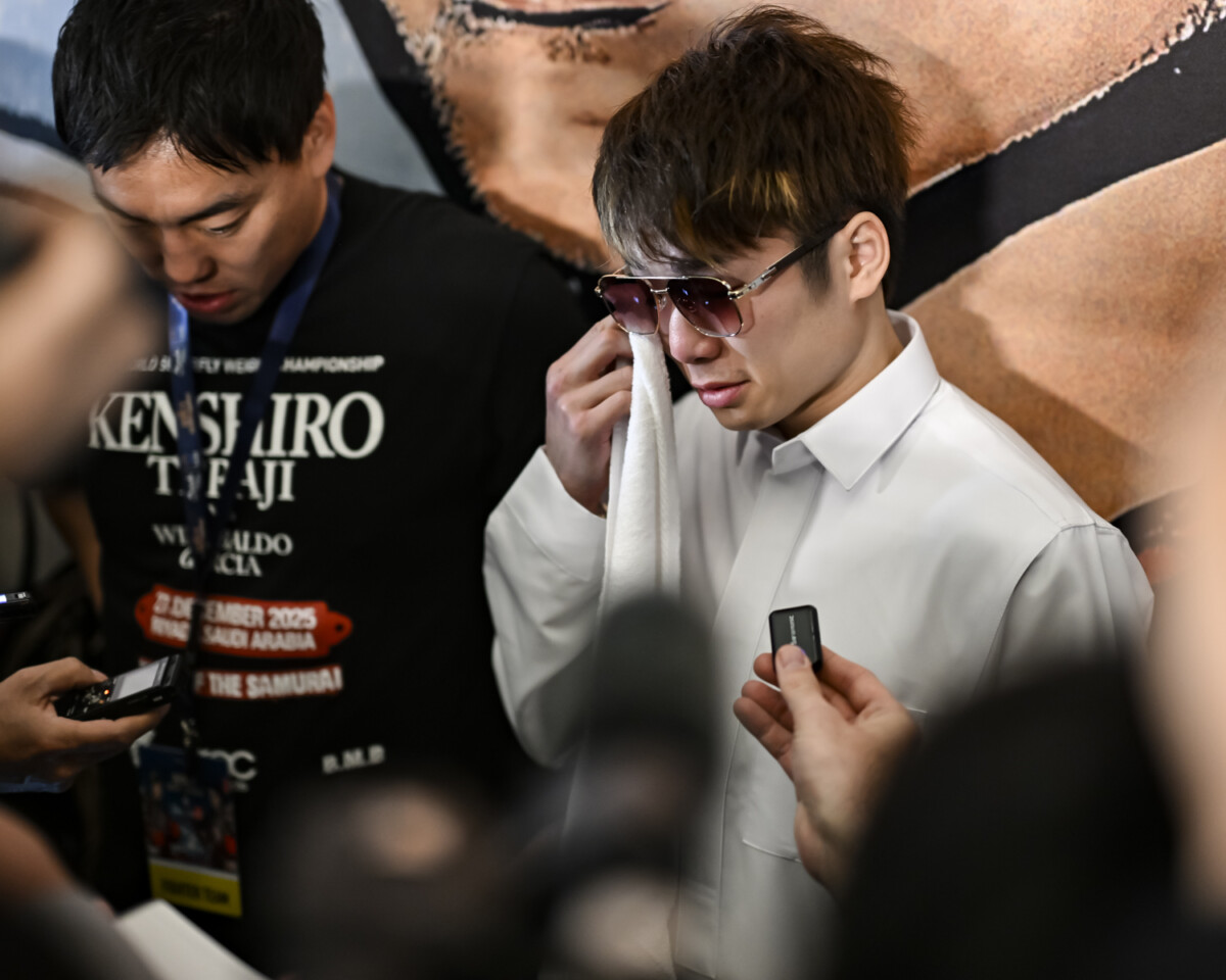 直前でサウジでの世界戦が中止となった拳四朗は号泣した（写真・山口裕朗）
