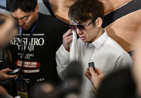 直前でサウジでの世界戦が中止となった拳四朗は号泣した（写真・山口裕朗）