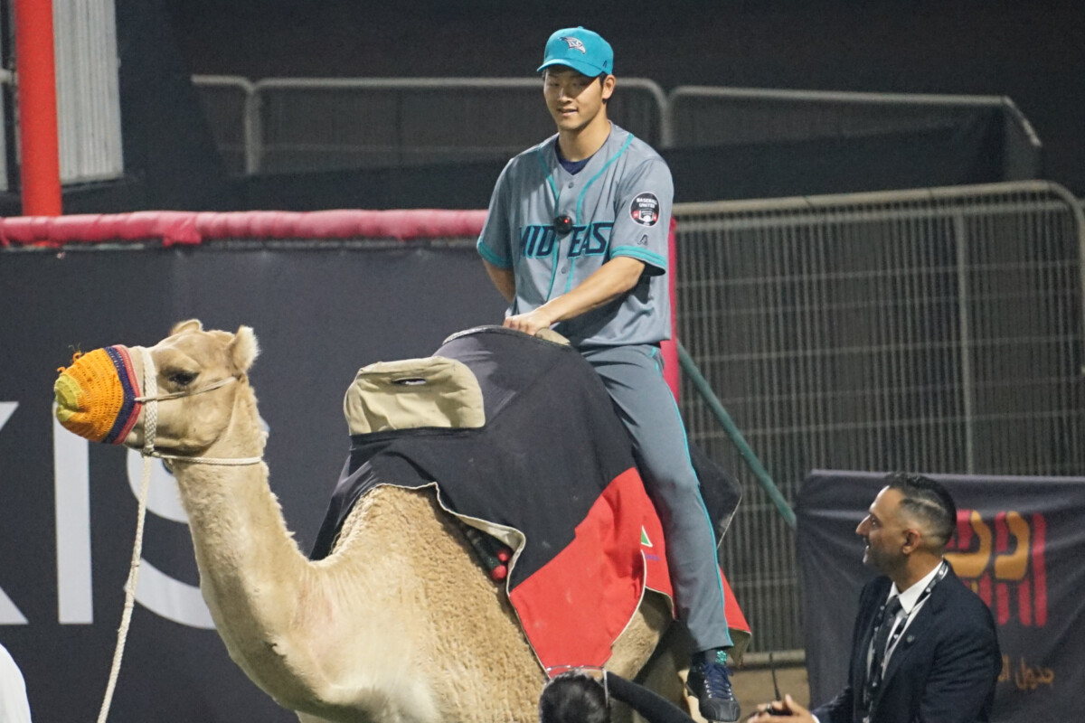 ラクダに乗って登場したのは元広島の薮田和樹