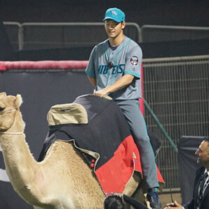 ラクダに乗って登場したのは元広島の薮田和樹
