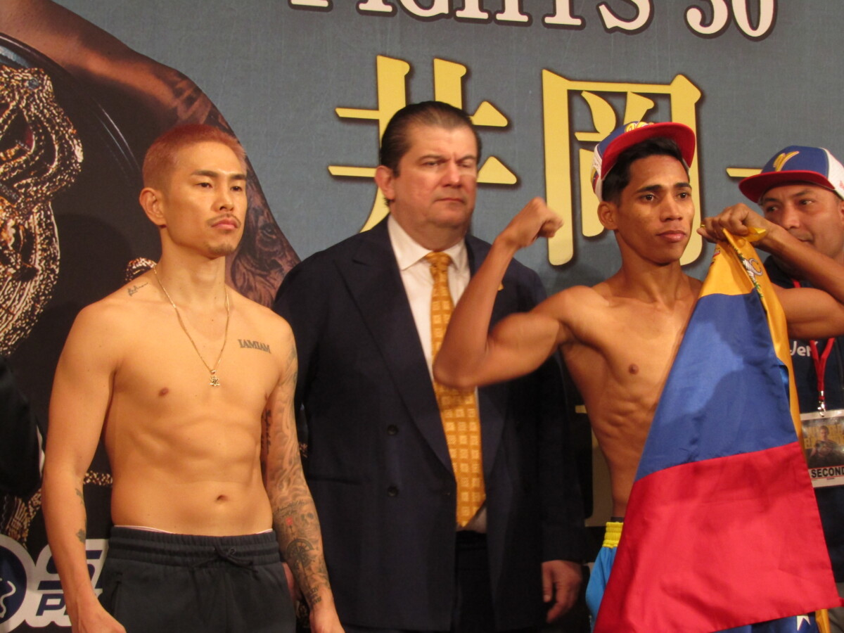 井岡がWBA世界バンタム級挑戦者決定戦に挑む。中央はWBAの立会人でGMのゴメス氏