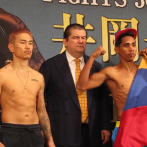 井岡がWBA世界バンタム級挑戦者決定戦に挑む。中央はWBAの立会人でGMのゴメス氏