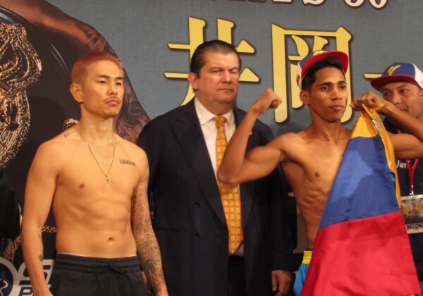 井岡がWBA世界バンタム級挑戦者決定戦に挑む。中央はWBAの立会人でGMのゴメス氏